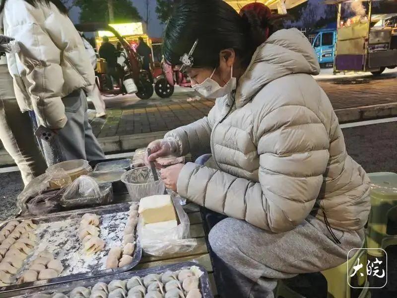 安徽池州一对大学生情侣靠摆摊卖馄饨创业，最开始还焦虑自己投入的将近1万块钱会打了