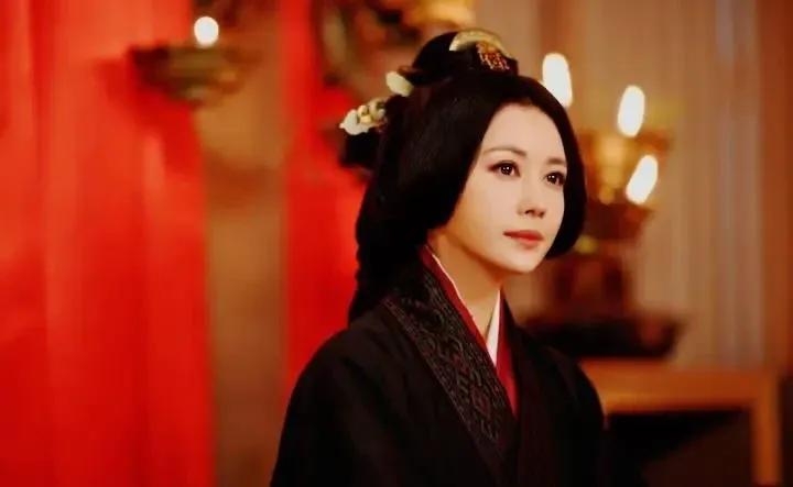 220年，曹丕患病卧床，其母卞太后去探望，却发现伺候曹丕的女人多半是曹操那些姬妾