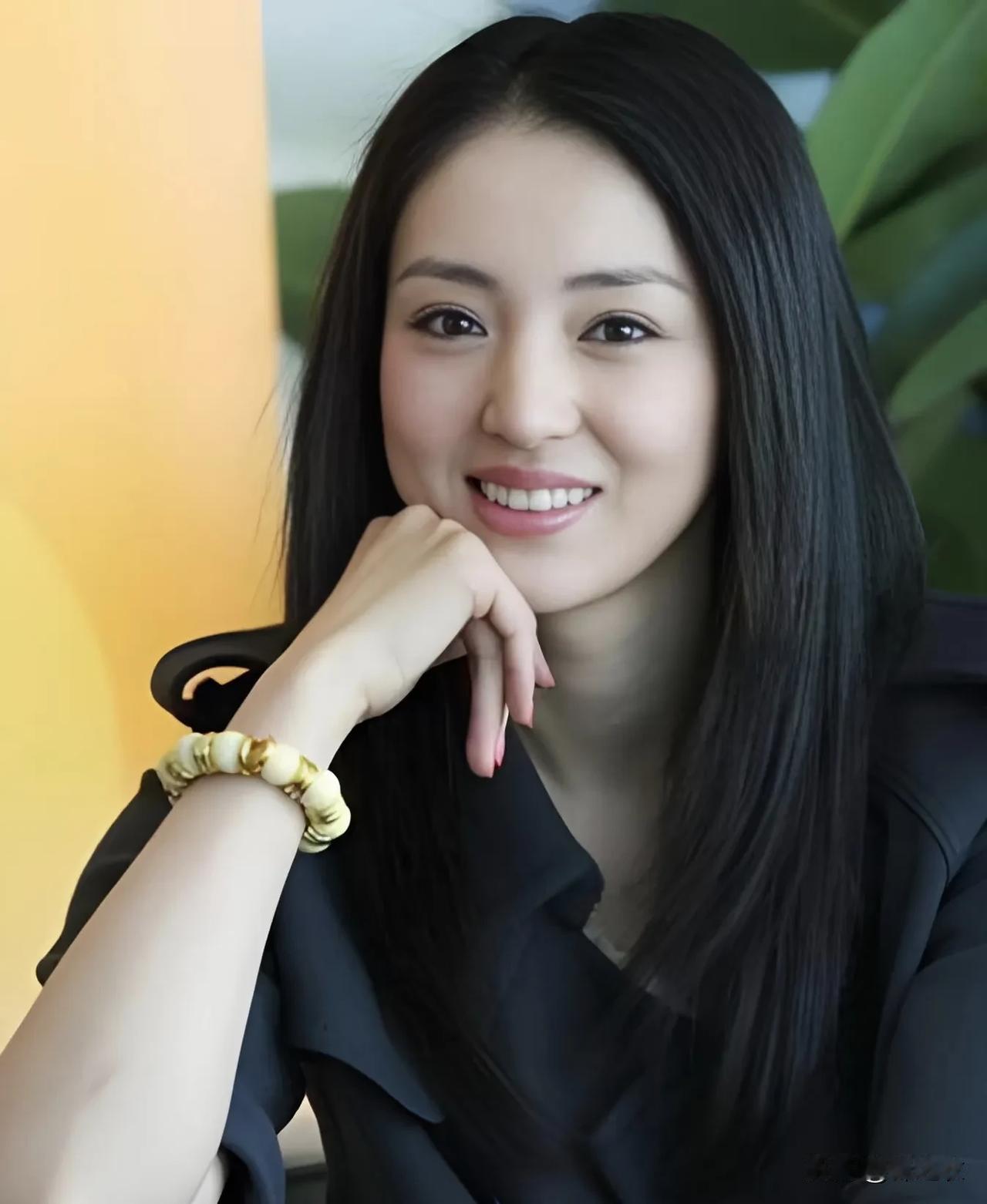 节目组选择董璇也是有原因的，就像圆桌聊天时候，镜头扫一圈，那些人捆一起都没有她长