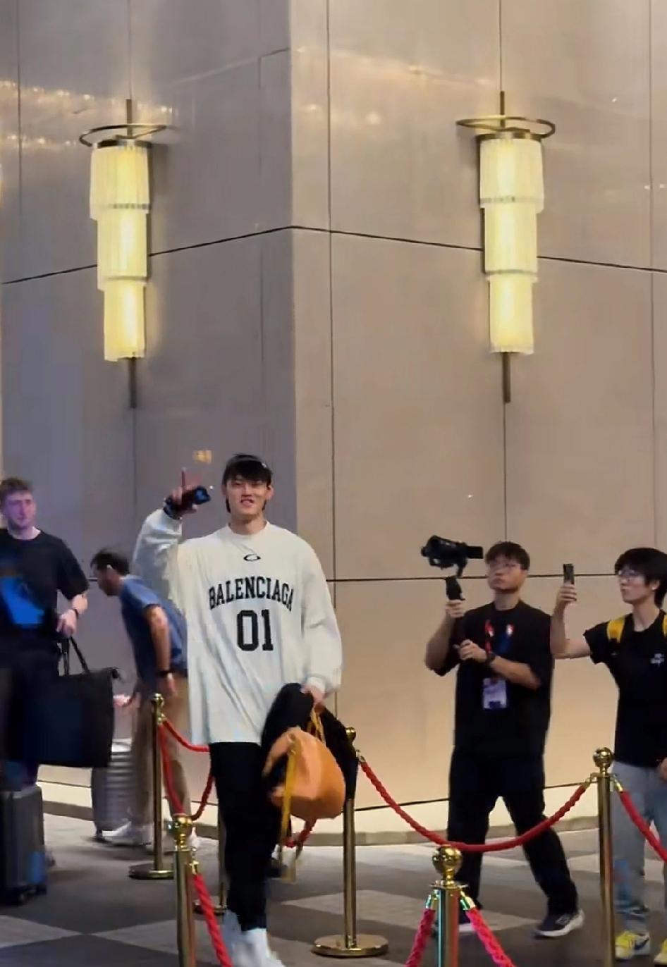 曾凡博随篮网抵达澳门，曾凡博人气那么高，篮网教练是不是情商太低，上一场比赛一分钟
