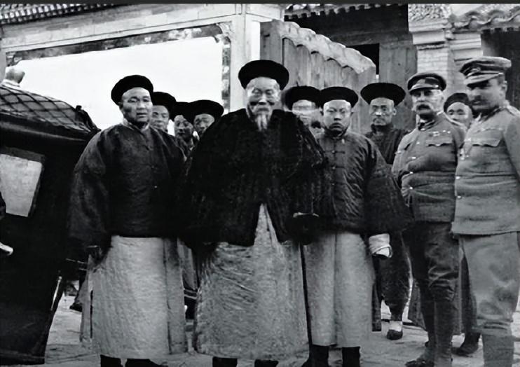 1901年，李鸿章在压力下签下了《辛丑条约》，这就是中国近代史上一段屈辱的开始。