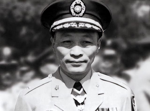 毛主席秘书沈之岳，递给主席一支烟，引发主席警觉，此人有问题毛泽东伏案，指尖刚