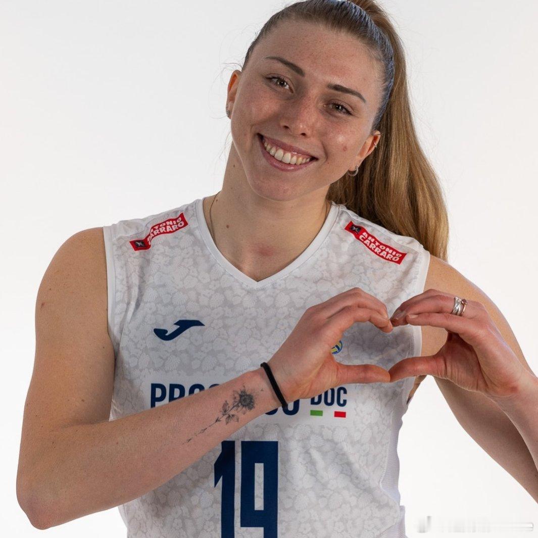 💛💙🤍萨拉·法尔在科内利亚诺的伤情仍在持续📌由于伤病，法尔缺席了过去