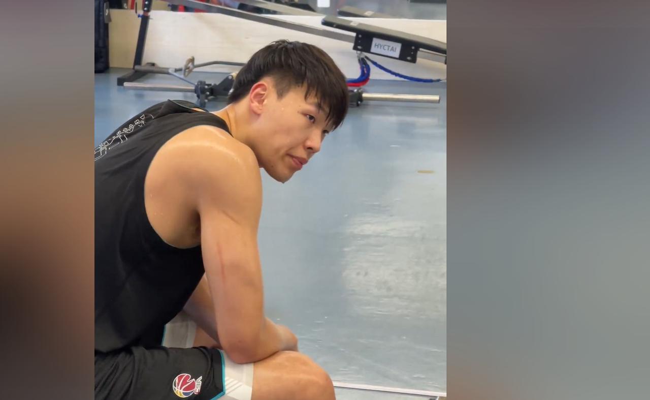张昊措手不及！据广东体育媒体人透露，由于张昊没有进行体测，已经确定无缘新赛季