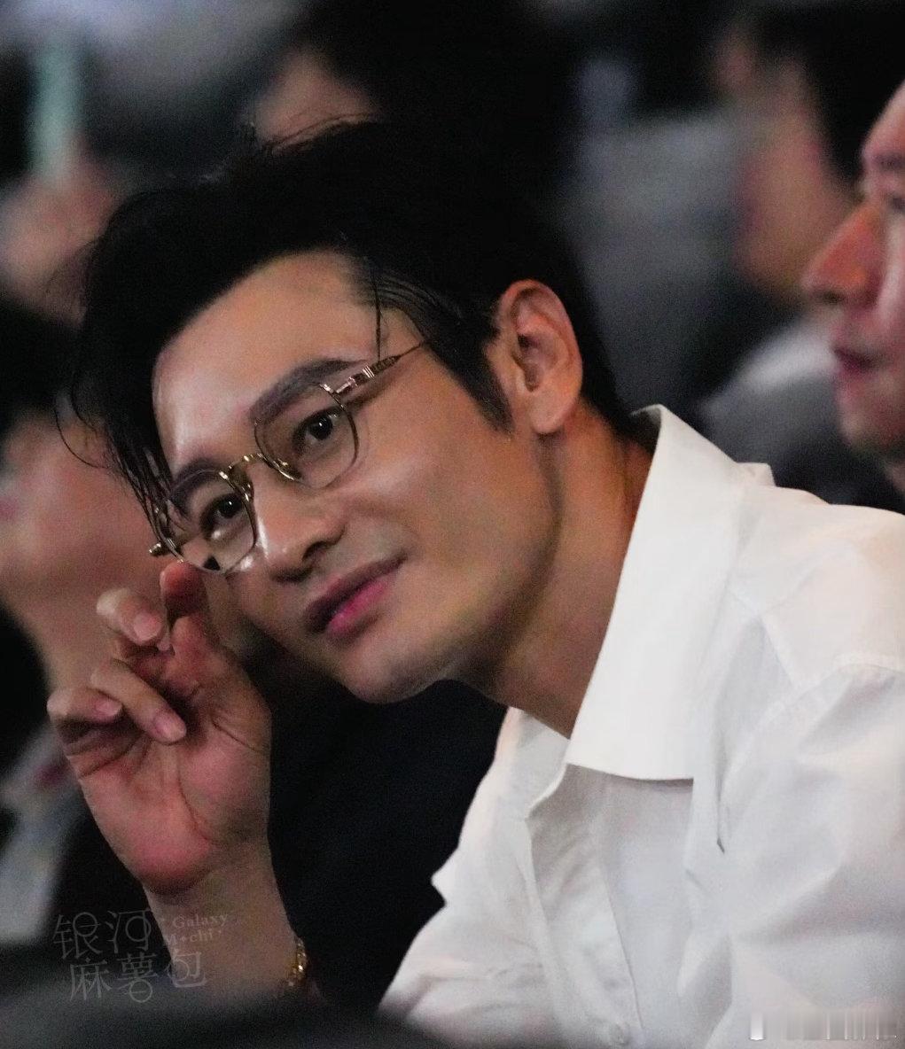 被黄晓明这状态震惊到了黄晓明合照状态晓明哥的状态我一整个大震惊，30周年的毕业