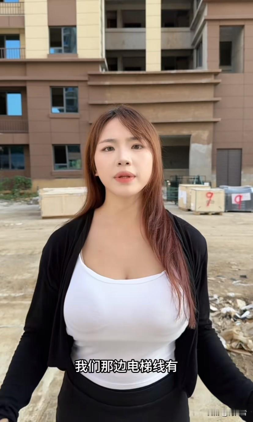 网红女业主维权事件还在发酵，维权的道理上一大波粉丝支持，却因身材意外走红。起初视