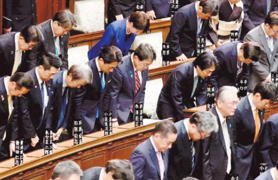 高市早苗赢了！日本国会解散，议员集体高喊三声“万岁”，在野党痛批“没有大义”。