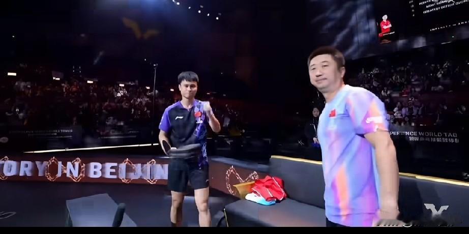 周启豪零封张本智和后，大家注意到徐辉教练和启豪的一个暖心的动作吗？启豪和教练握