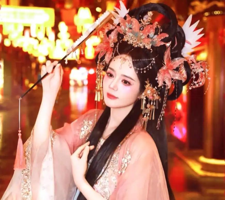 韩佳人这个妆造怎么样？感觉有点翻车。毕竟四十多岁了，也没啥少女感了。素颜看起来有