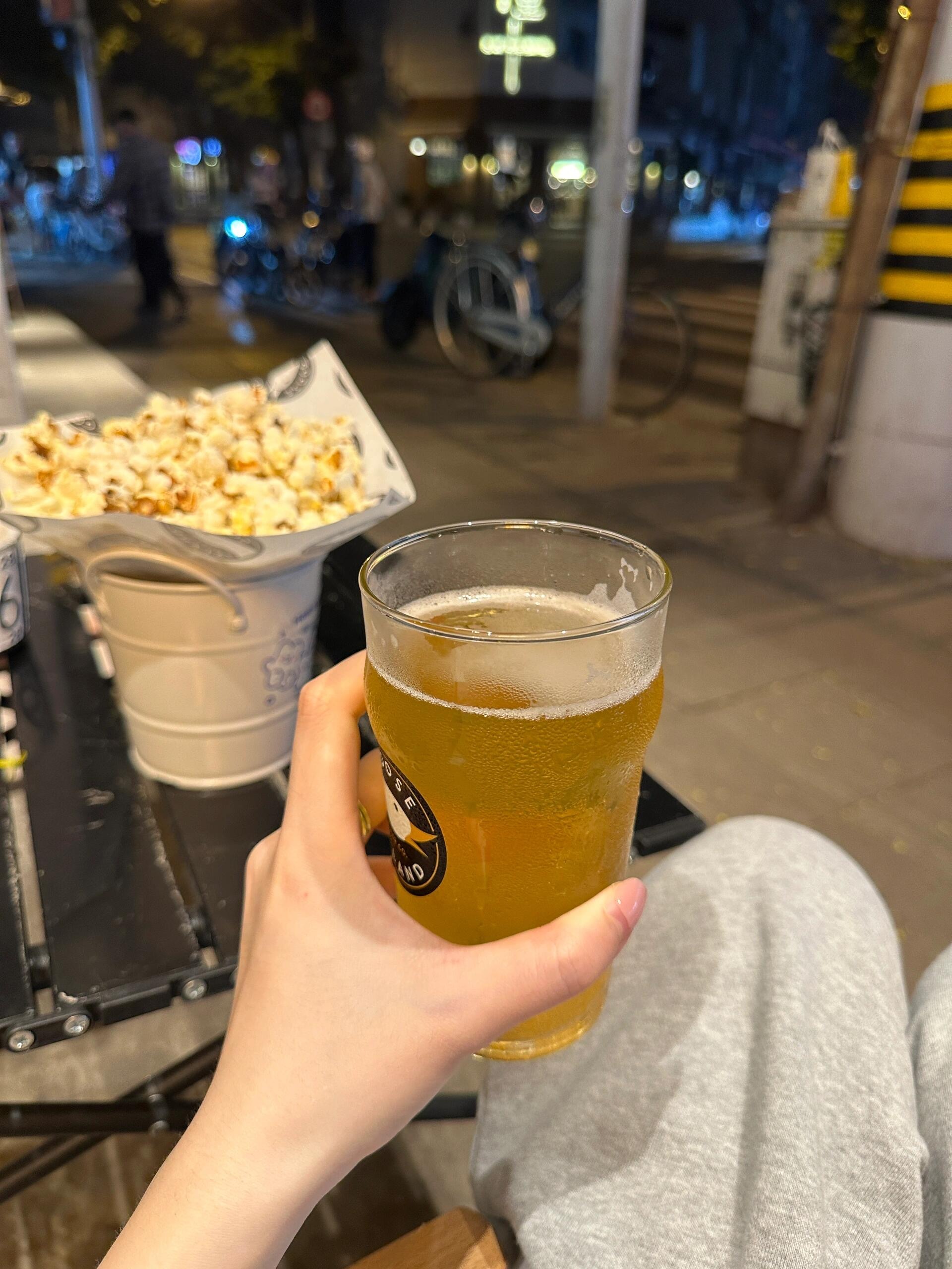 马路上喝酒太自由了吧工作日下班经常到家楼下喝杯啤酒点一杯啤酒会送free的爆米花