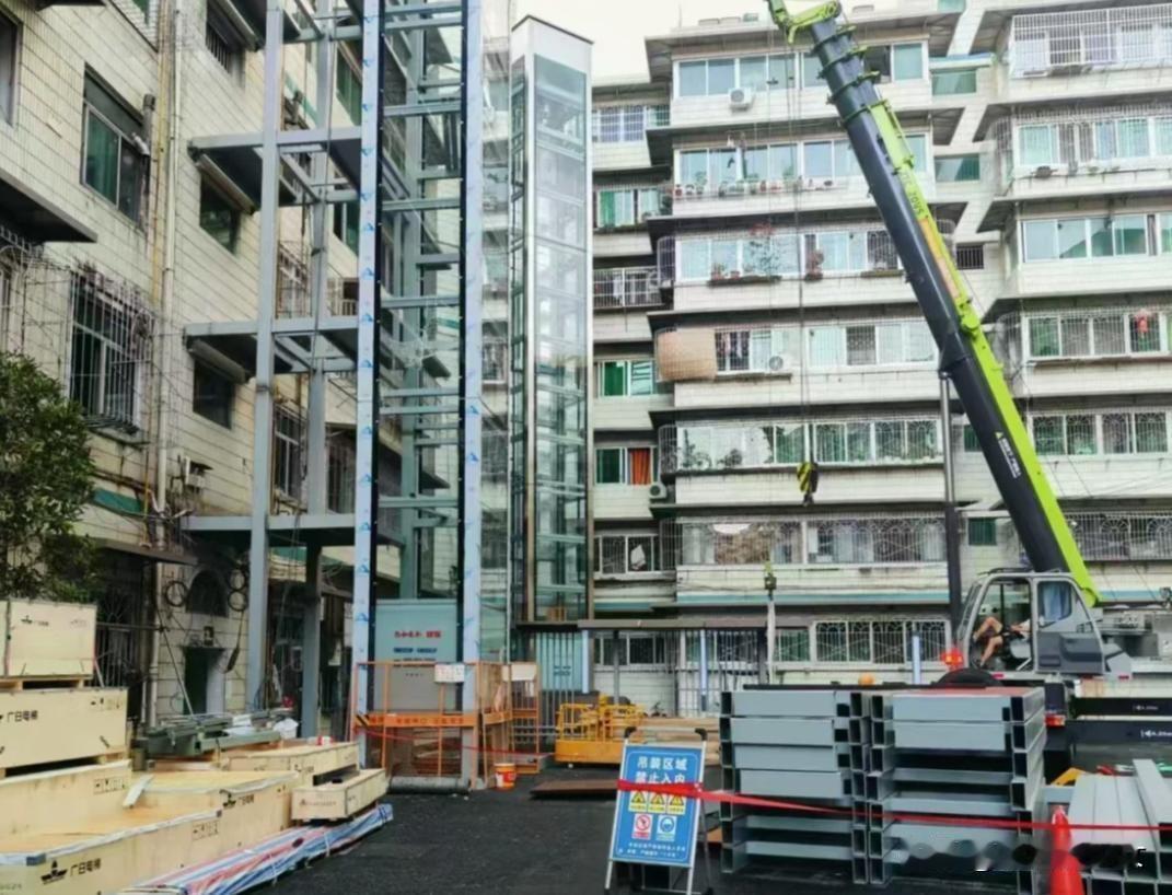 当初抢着装电梯的老小区业主，现在哭都来不及！这6个原因太扎心一楼李姐蹲在单元门