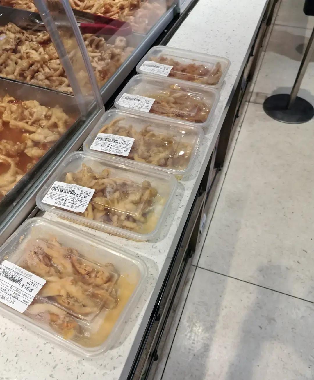 下个月就要失业了。我在超市熟食部门当了两个多月的营业员，这份工作实在太累了。一天