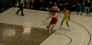 有点可惜了，临门一脚差点事！杨瀚森这两次带球一条龙奔袭真是让人惊喜，可惜还是身