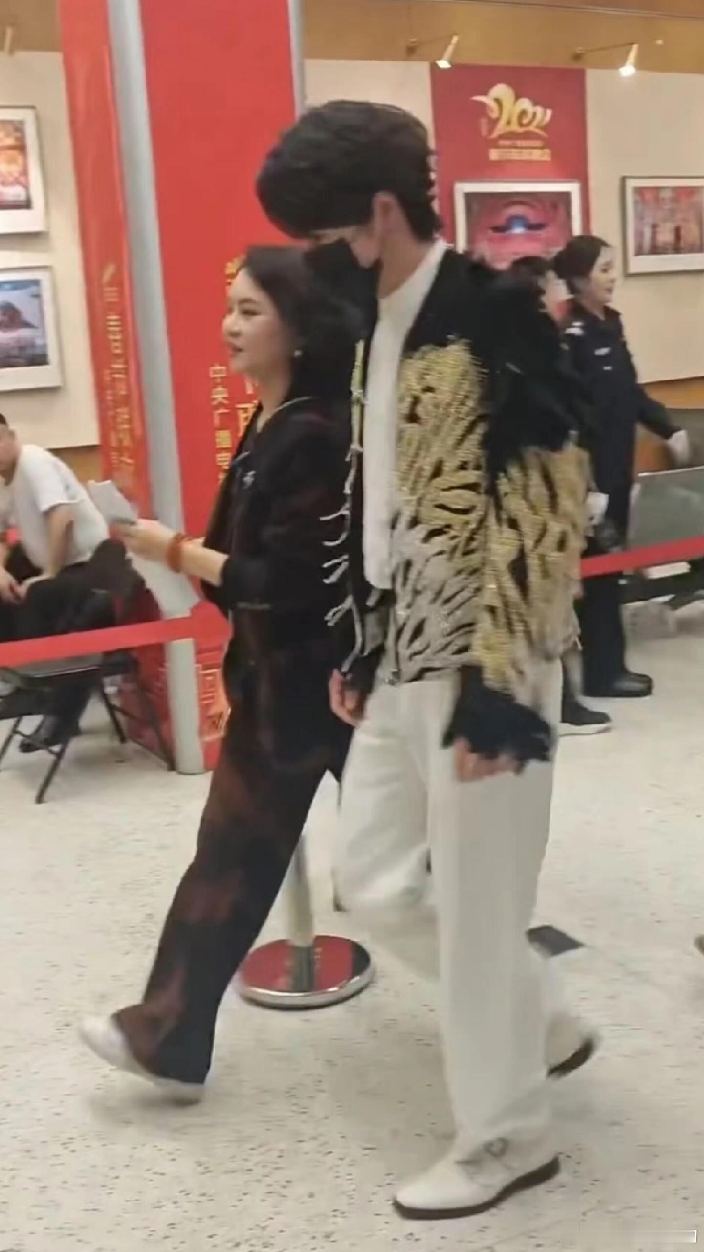 吗呀，王一博春晚彩排！不知道可不可以发，给我看春心荡漾了