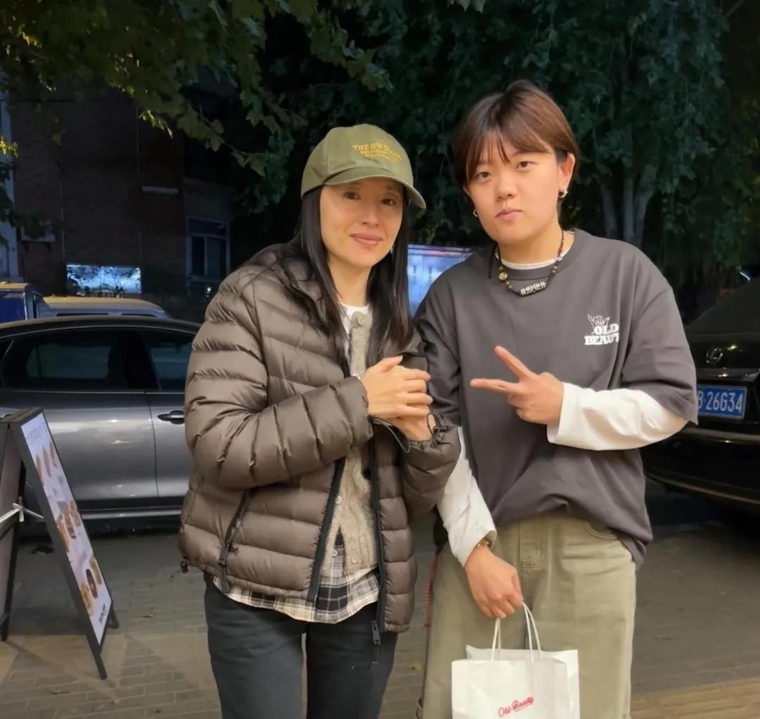 45岁的董洁状态略有回暖，为人低调没有丝毫明星架子！董洁娱乐圈公认的花期短女