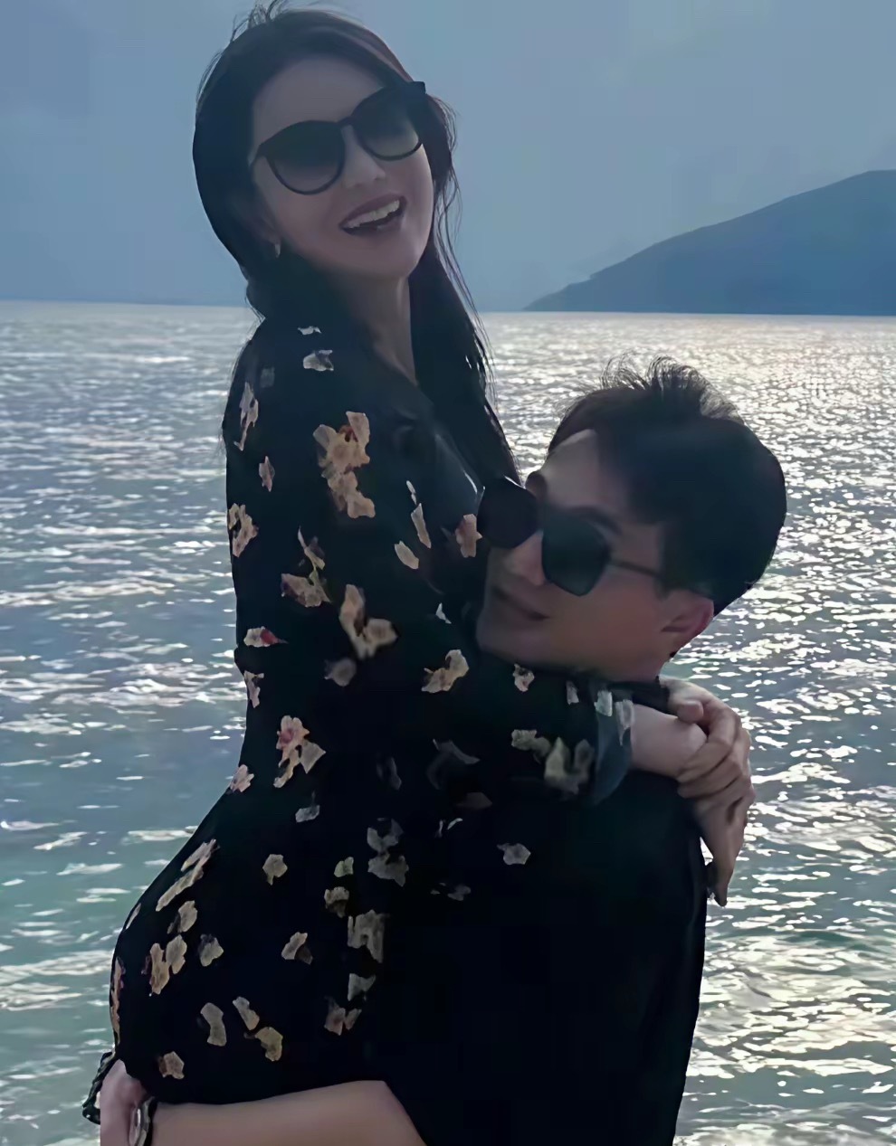 张馨予晒合影！何捷海边抱着她，满眼都是爱，7年并不“痒”​​​