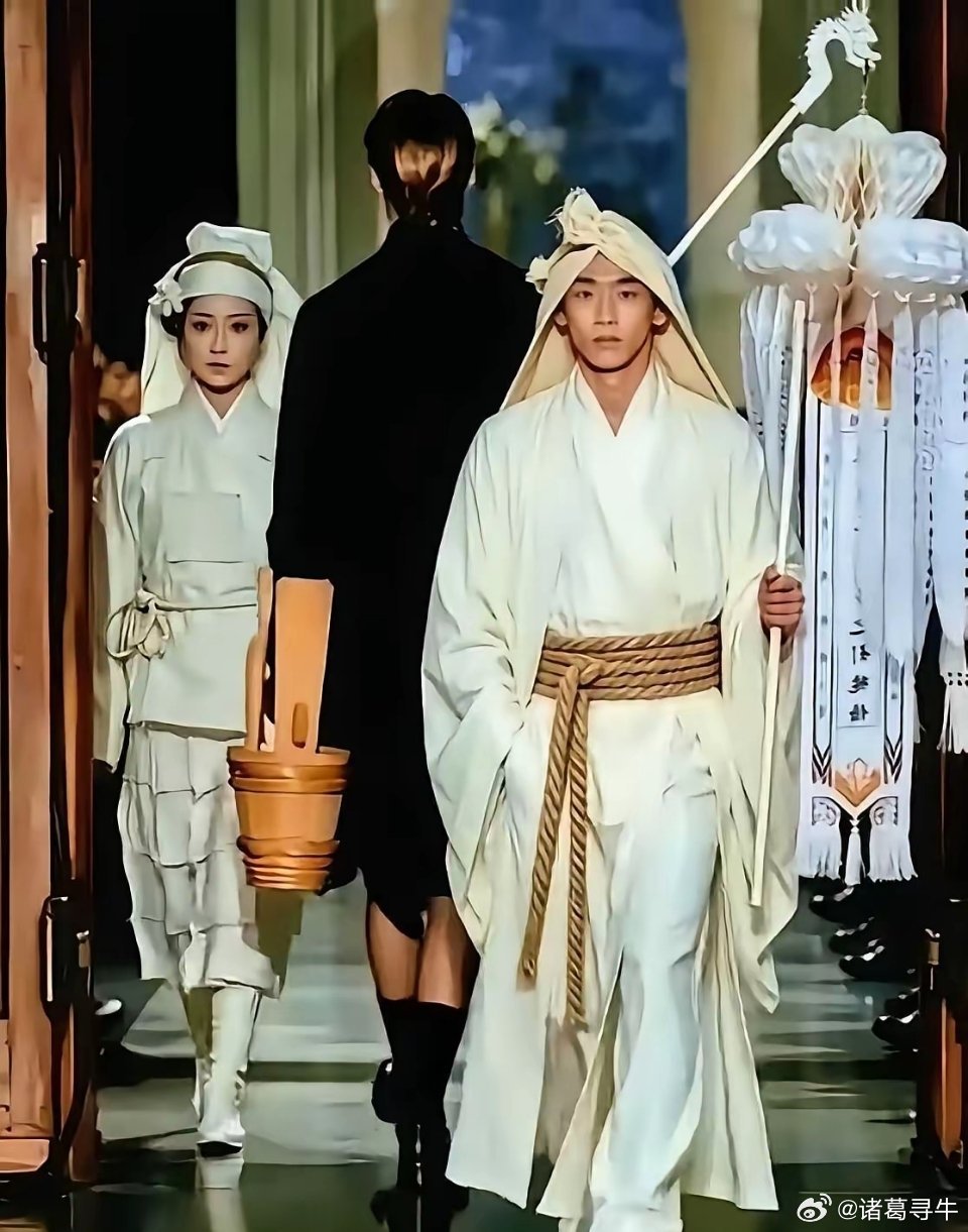 巴黎世家最新款，何方神圣才会买？这也太炸裂了，设计师哪来的灵感呢？