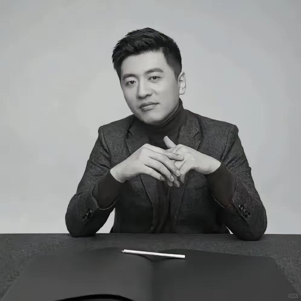 把温柔全给了别人，却把疲惫扛在自己肩上，这才是成年人最扎心的遗憾。张雪峰的突然