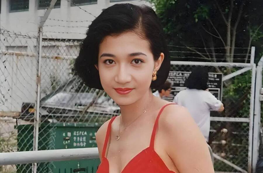 吴绮莉晒14岁旧照！卷发大眼美到窒息，怪不得当年让成龙大哥痴迷