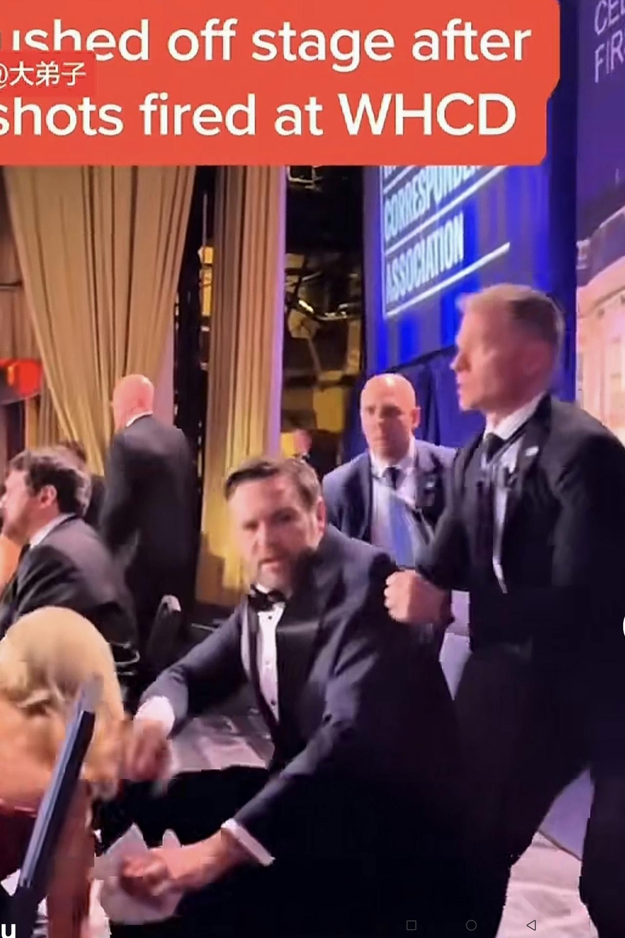 还是副总统万斯聪明！听到枪声刚响，他先抓了一条白毛巾，在特勤局人员拉他撤离时，