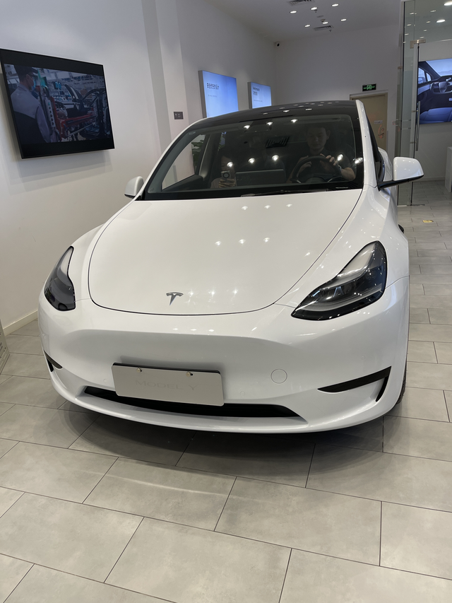 特斯拉旧款Y试驾1，内饰简陋是简陋，但感觉环保做得很好，闻不到啥气味，同商场里