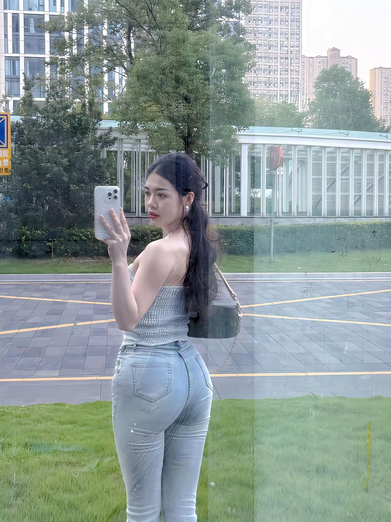 丰满好身材美女穿牛仔裤在自拍