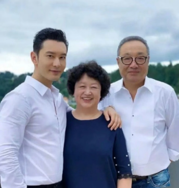 黄晓明原来长得像爸爸，71岁黄妈妈面相好和善，穿紫色礼裙耀眼又高贵，一家子高颜值