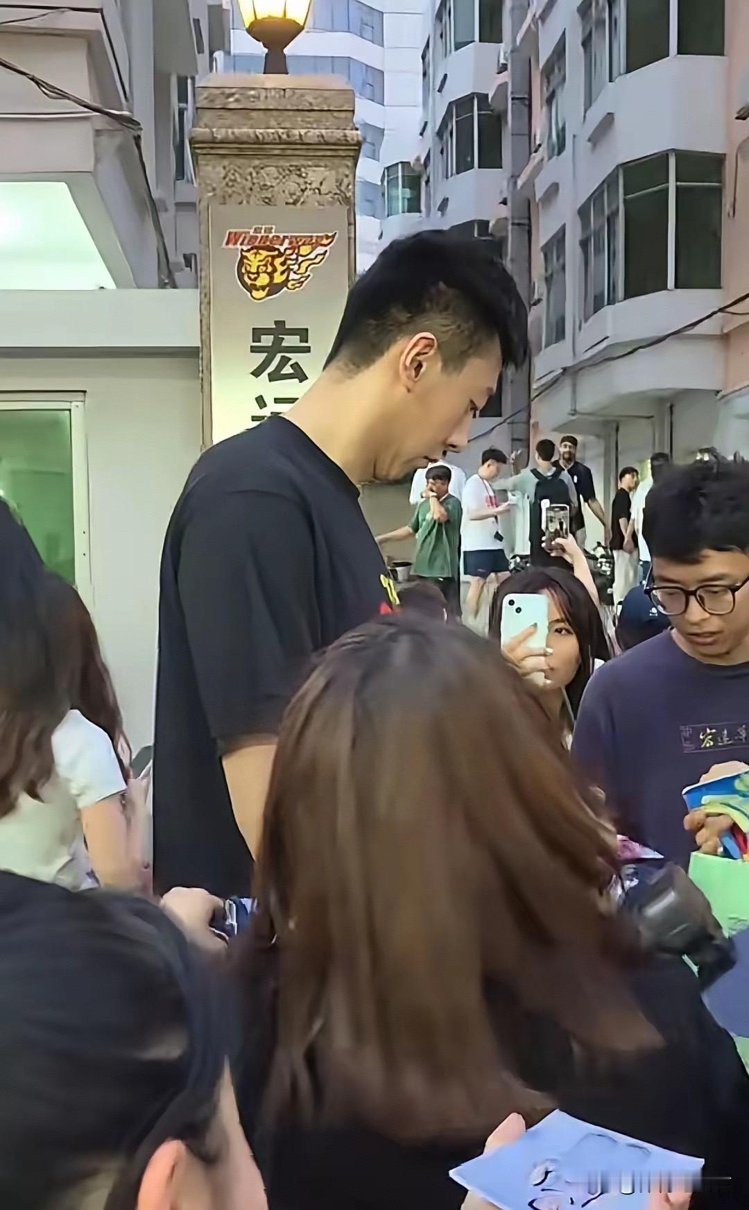 王少杰办理离队手续！据广东媒体人透露，王少杰今天在球队副总袁俊的陪同下办理离队