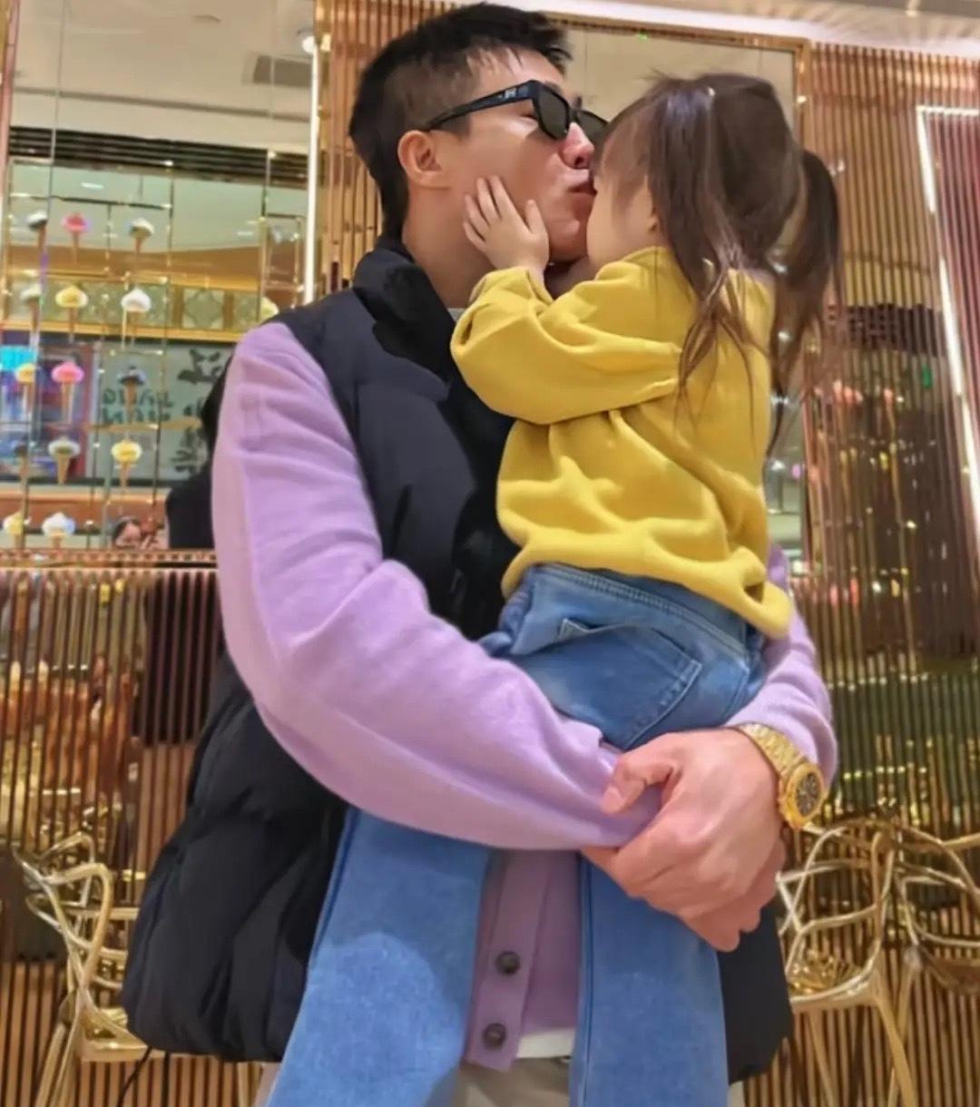 杜淳一家三口逛商场，女儿喂杜淳吃冰淇淋画面温馨，王灿羡慕坏了！