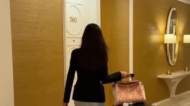 胆大包天！云南丽江，女子独自入住景区一酒店，前台男子看她独身一人，又长得漂亮，就