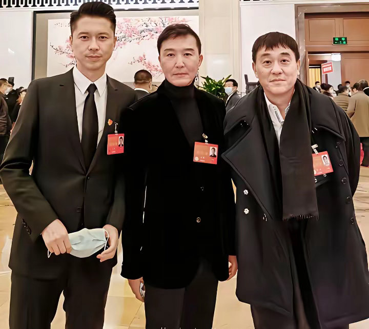 参加会议期间的王雷、吴刚、何冰三人的一张留影。