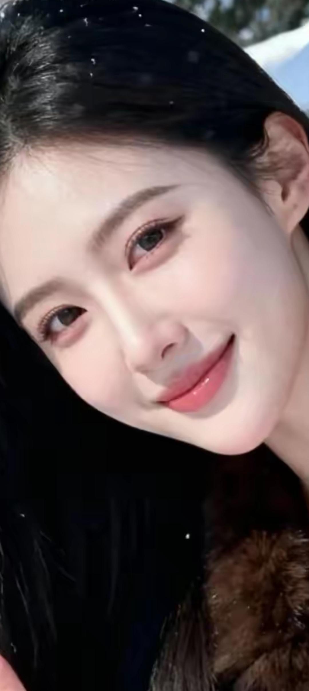 冬日暖阳下的甜美笑容，雪花飘落如梦似幻。