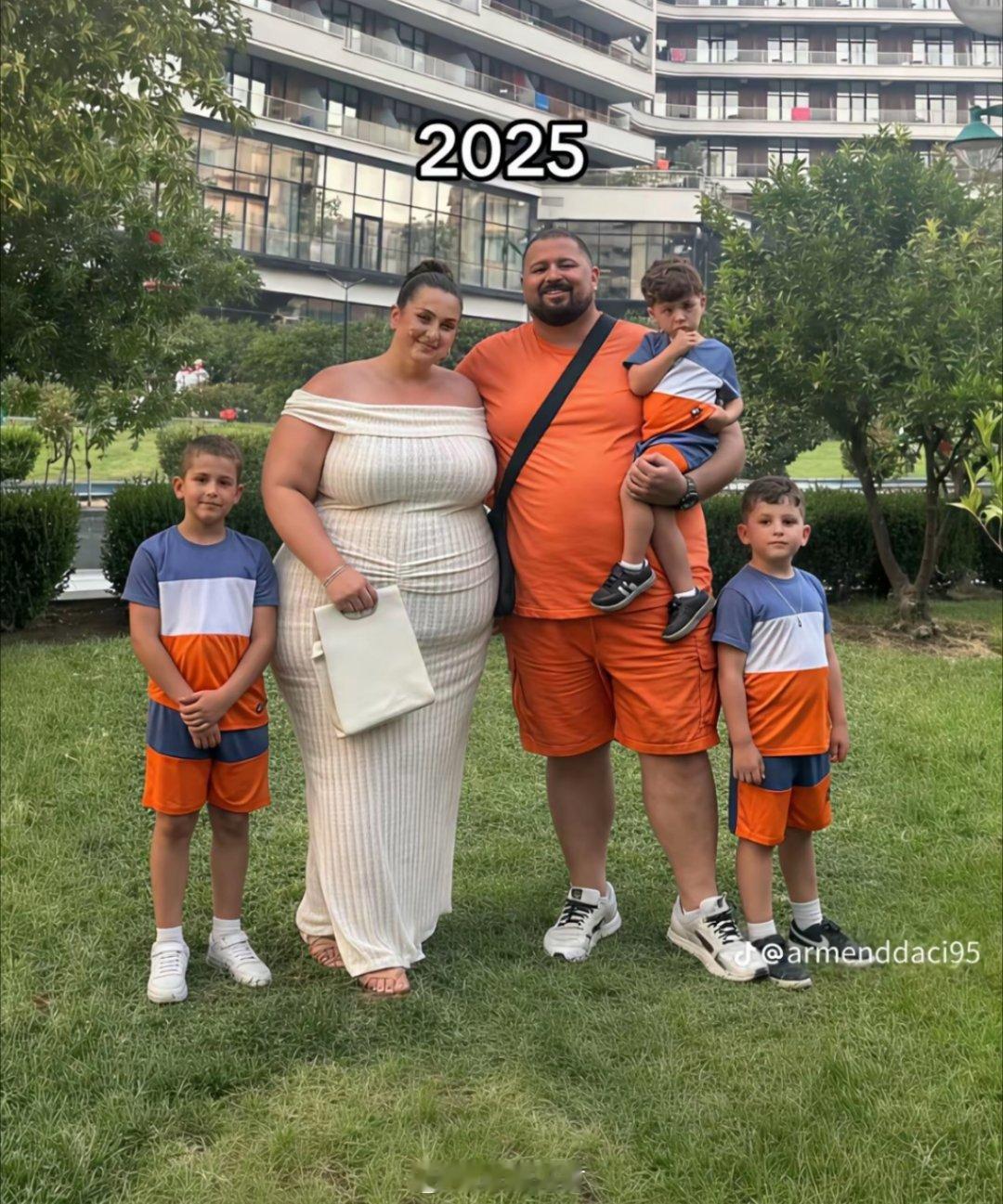 乌克兰夫妇两口子那么胖，但生出来的三小孩那么瘦是咋回事？