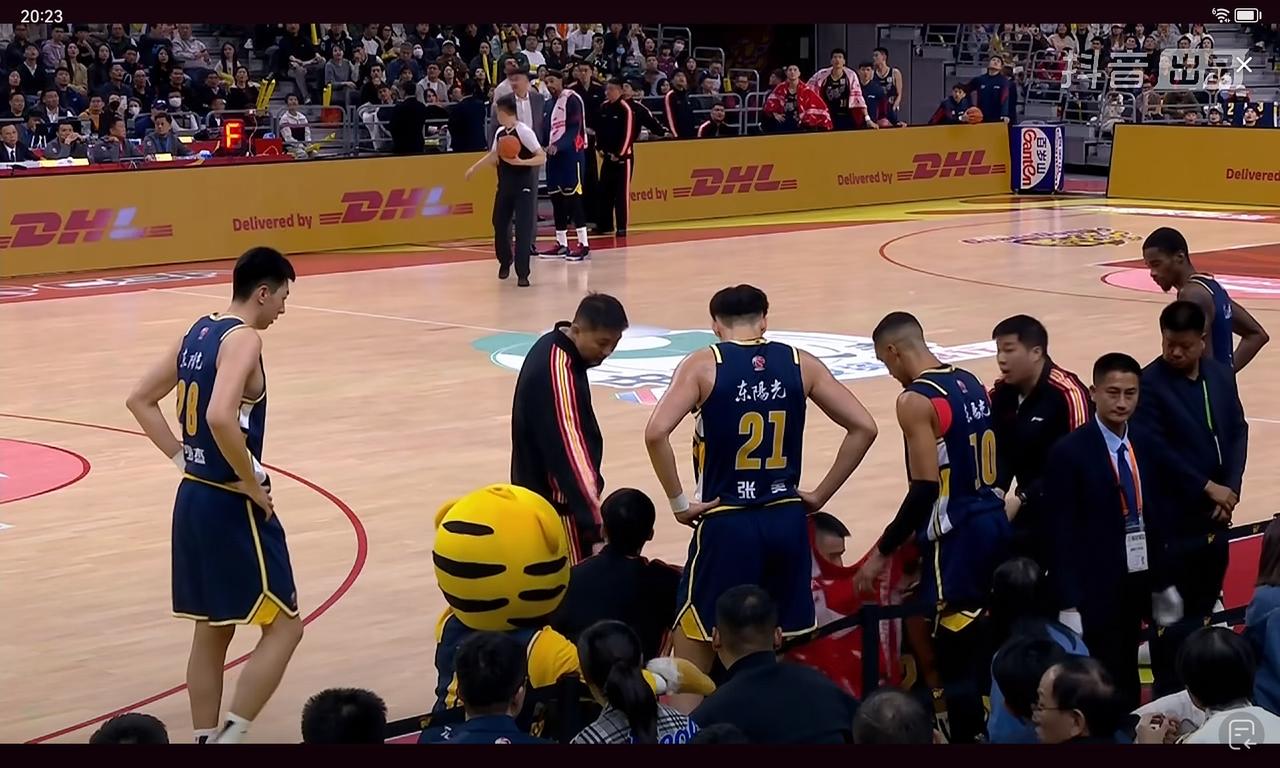 徐杰晃倒黄荣奇上空篮，徐中锋被邬挺嘉踢倒受伤，后卫线就突出了郭昊文当郭昊文屡