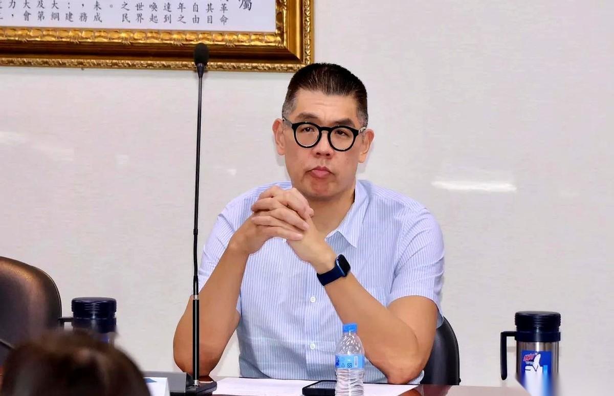 今天这出戏，绝了。中时一竿子把连胜文支出去选市长，连少爷赶紧摆手说别闹了，没这