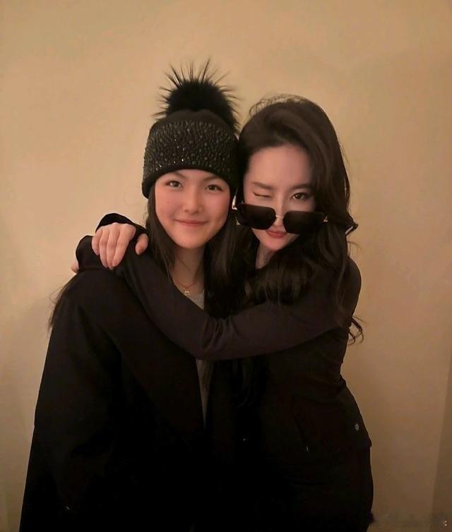 刘亦菲戴墨镜跟李现王诗龄刘冲穿黑合影，王诗龄抿嘴笑被夸洋气长大了，网友看懵：这顿饭到底谁组的​