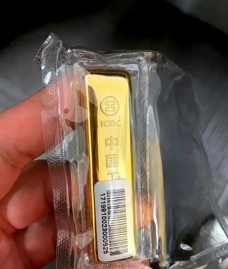 前几天卖黄金的人，今早睡醒怕是肠子都悔青了！前天988一克卖了200克金条