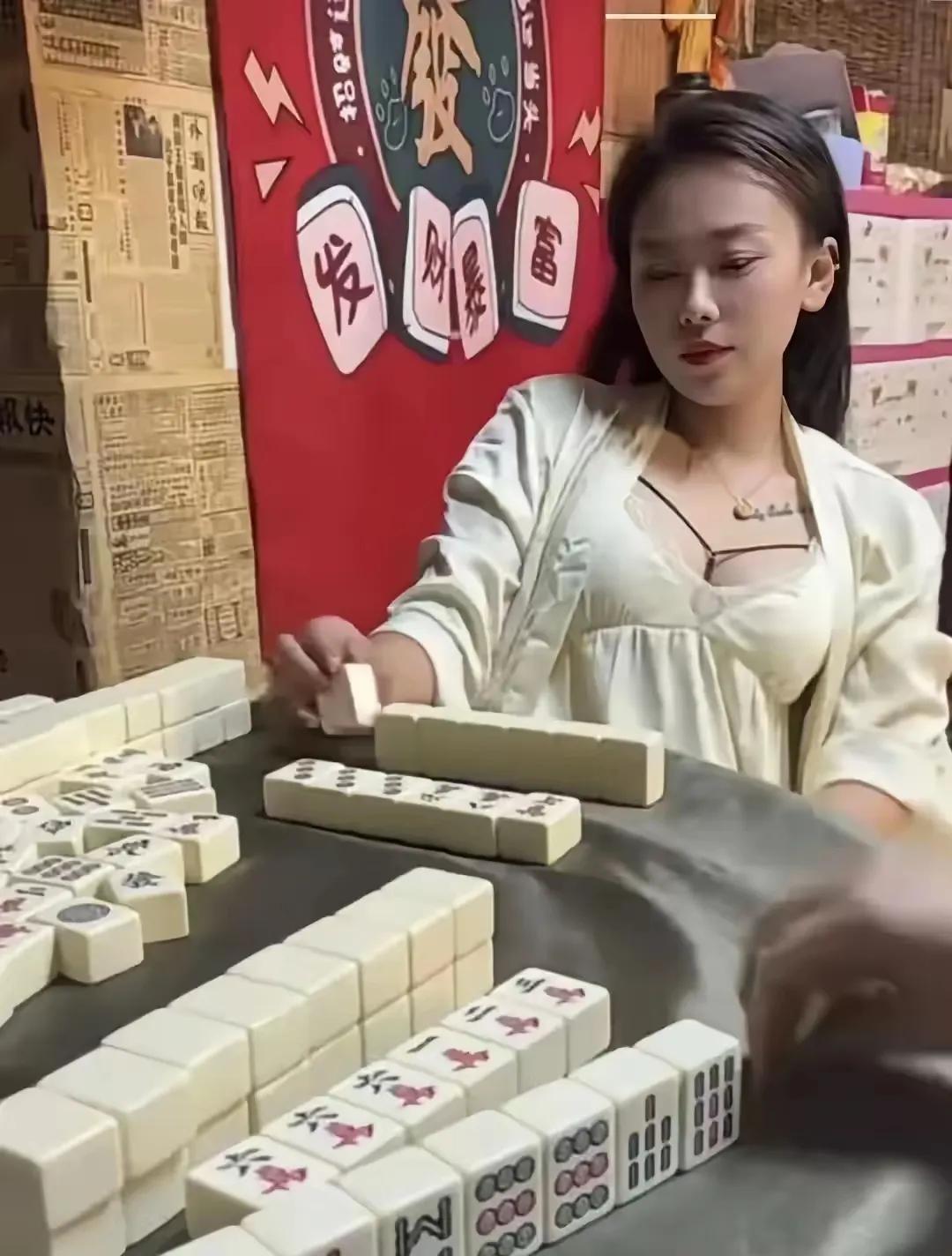 有谁懂？这麻将是什么打法？我看着这能吃又能碰的，跟咱四川麻将玩法不太一样呀