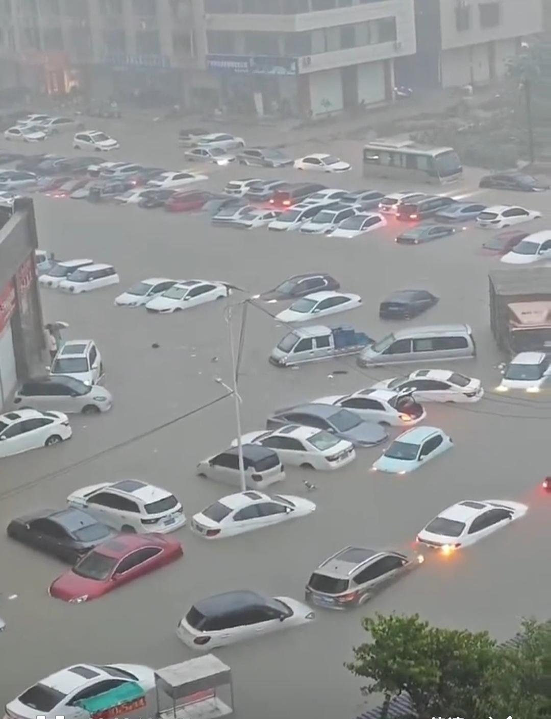 4月27日，广西南部的钦州一带内涝比较严重，街道和车辆被淹。遭遇极强降雨。钦