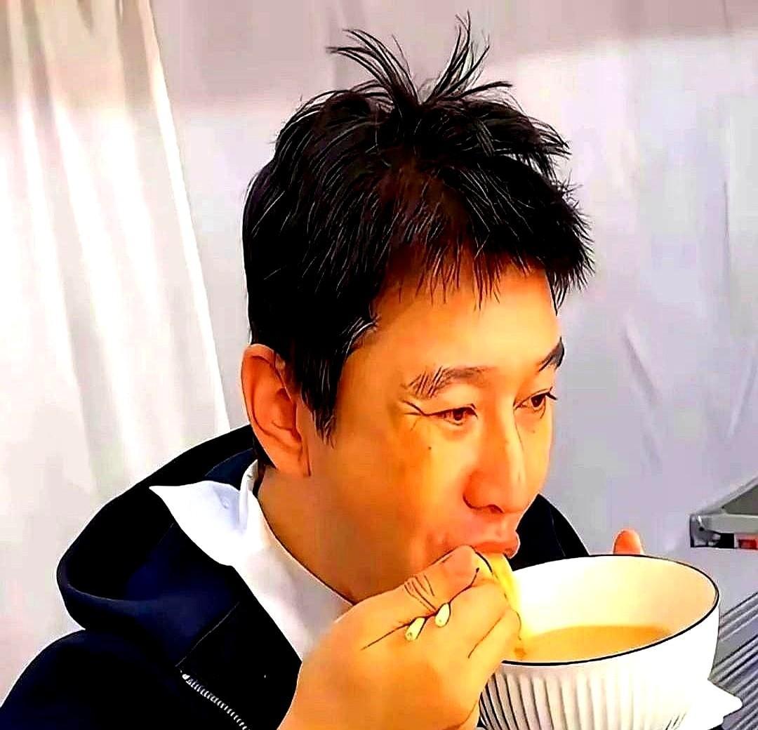 黄晓明蹲地上吃盒饭，没滤镜，没修图，白头发还挂着汗珠。3.2亿人看完，没骂他老