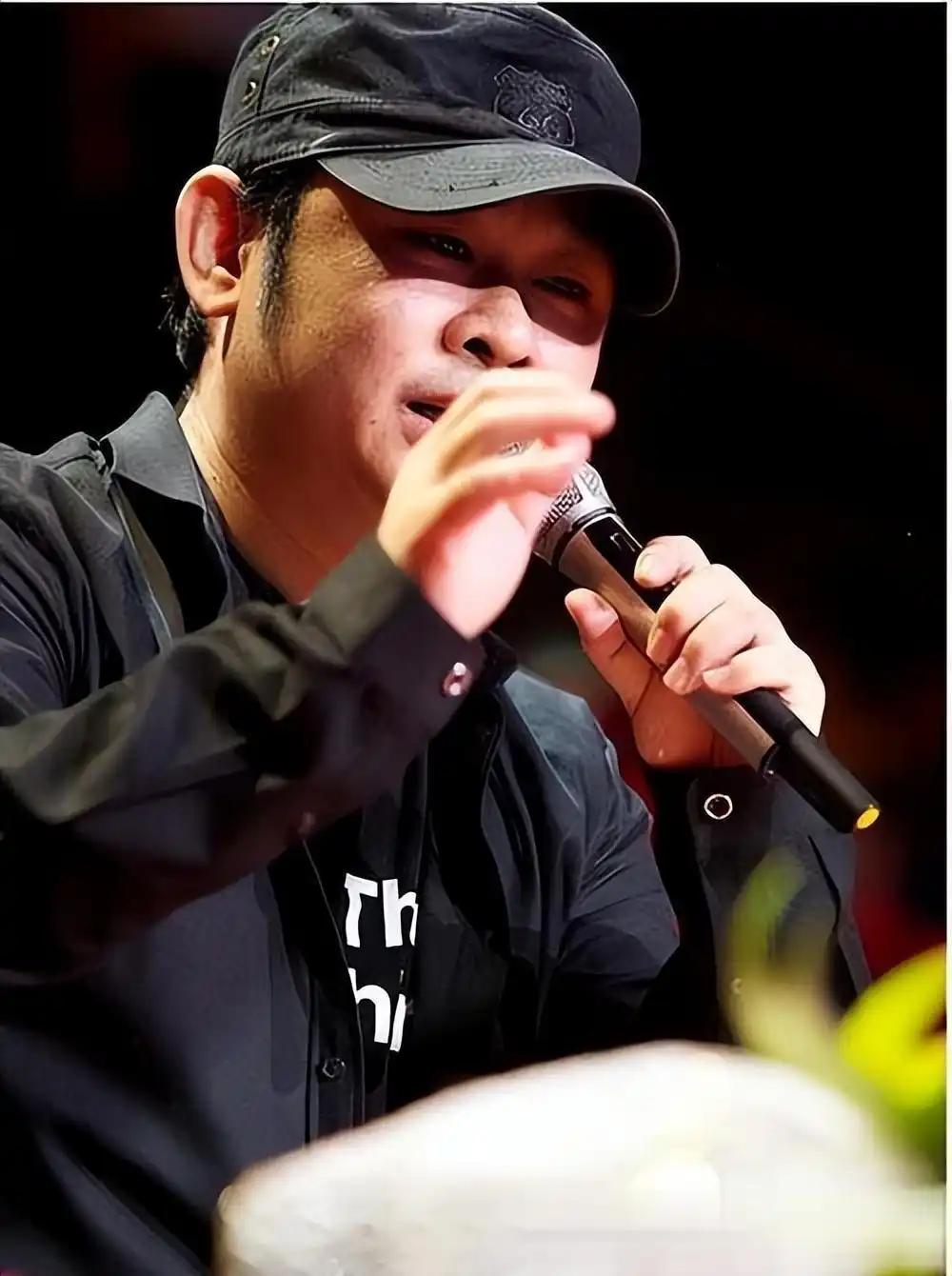 2004年，张艺谋邀请刀郎献唱，刀郎拒绝:“我是草根歌手，怕给您丢脸。”张艺谋说