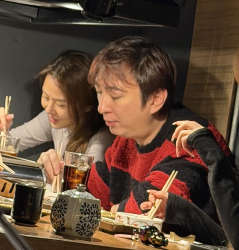 37岁王思聪在日本一家酒居屋吃烤肉，身边美女环绕，他看起来胖了不少，脸好圆润，侧