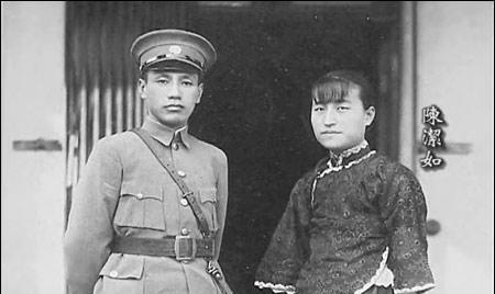 蒋介石这个人有很多讲究，比如：不抽烟、不喝饮料、不喝酒、更不品茶，平时就喜欢喝3