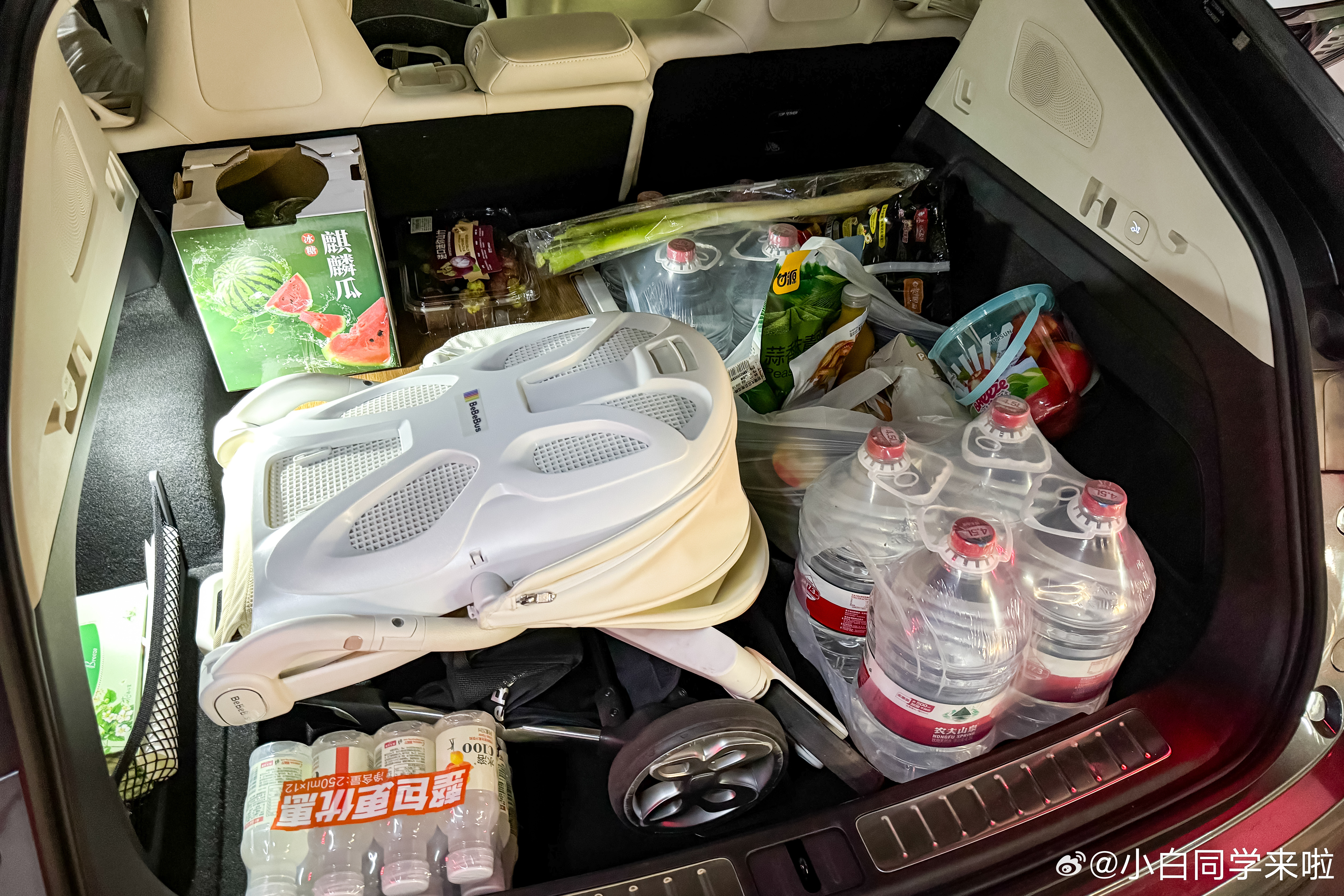 有了孩子之后，后备箱使用面积必须要留一块给婴儿车。放完婴儿车之后，智界R7这