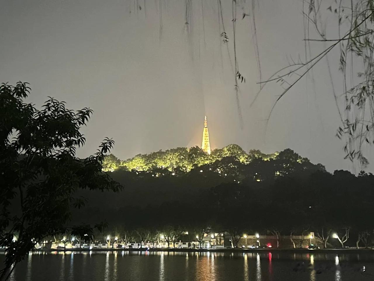 西湖晚上灯光暗，可游客依旧超多。就像夜游断桥，灯光幽幽暗暗，人却多得像潮水。也