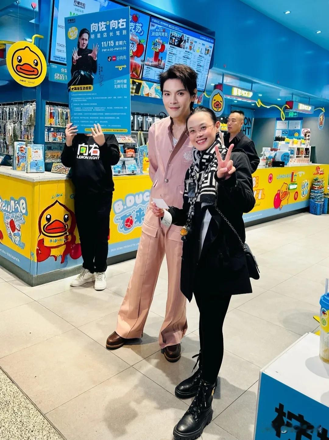 感觉只要正常穿搭，向佐本人还是很帅气的。他现身上海做活动，身穿一身潮流粉色套装