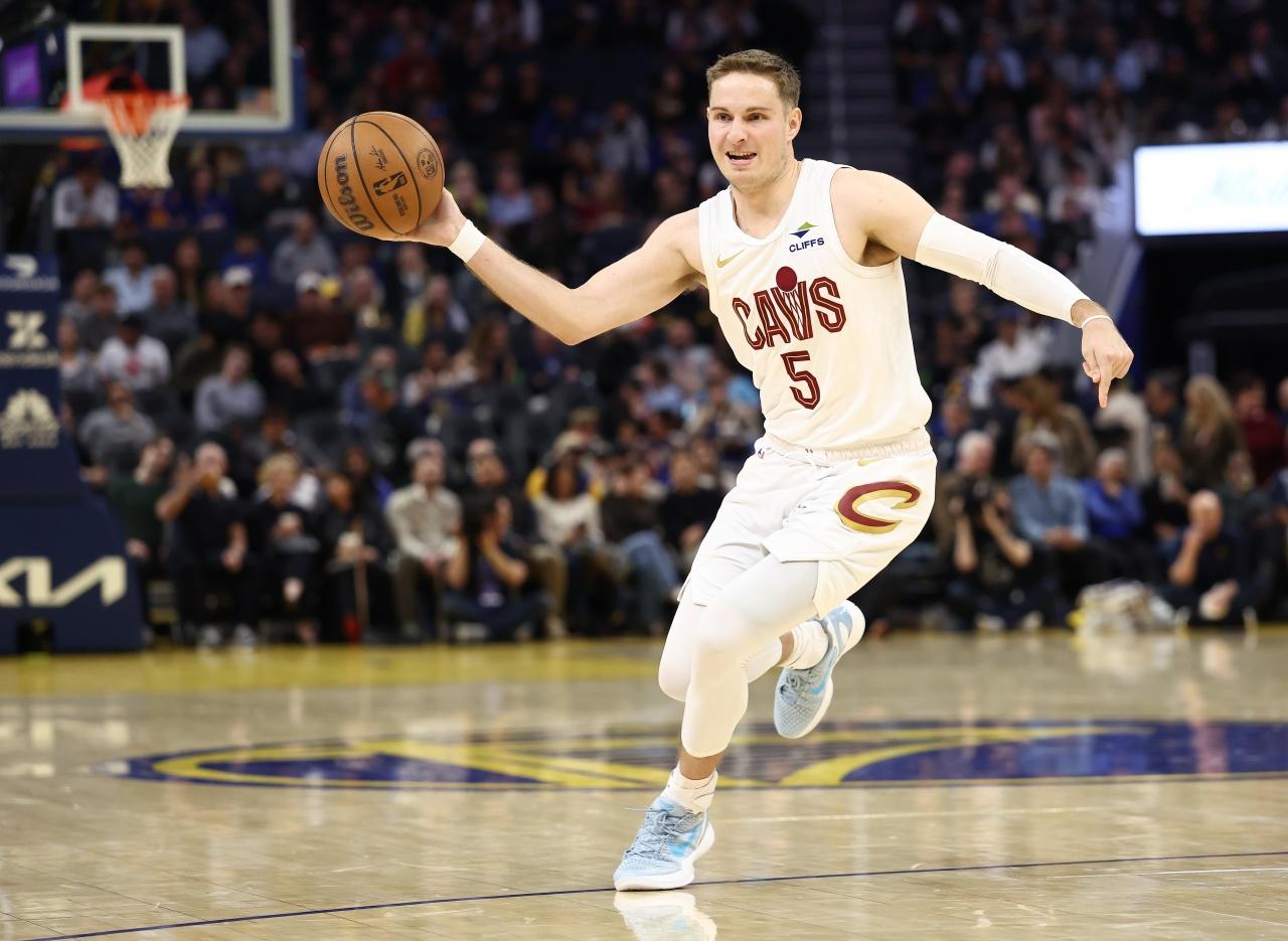 骑士现役球员里，拿过总冠军戒指的只有两个人，不是米切尔，也不是阿伦。大家很难