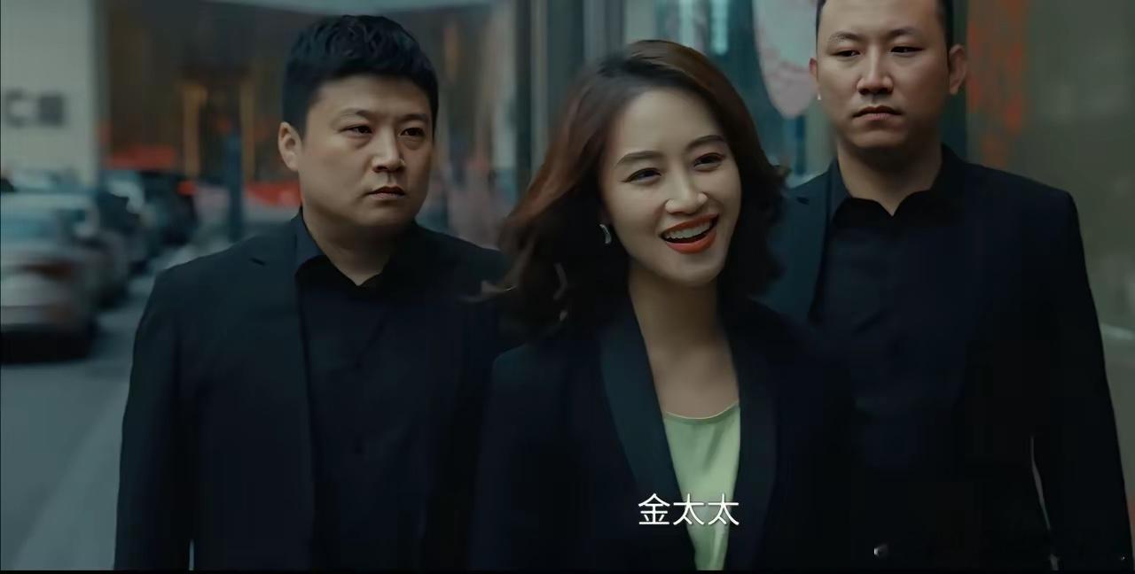 《夜色正浓》因名牌包包梁丹宁被打，沈默送2头鲍鱼并为她争到500万订单，梁丹宁果