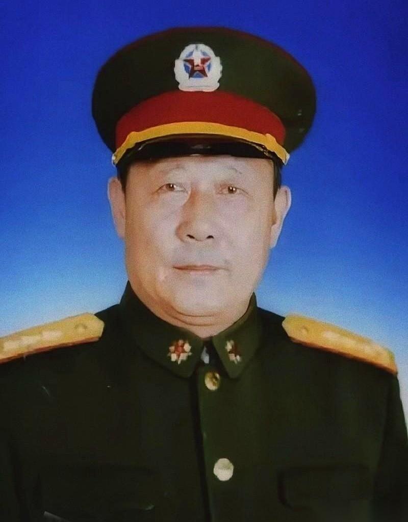 一个前途未卜的底层小上尉，冒着被牵连的风险去帮落难将军的儿子治病，晚上只能缩在医
