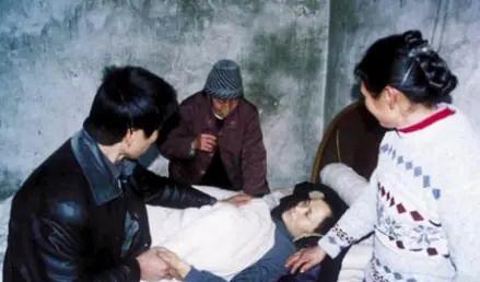 2004年，重庆男子跳入冰冷池塘，救下19人；两年后，他重病去世，被救者却无一人